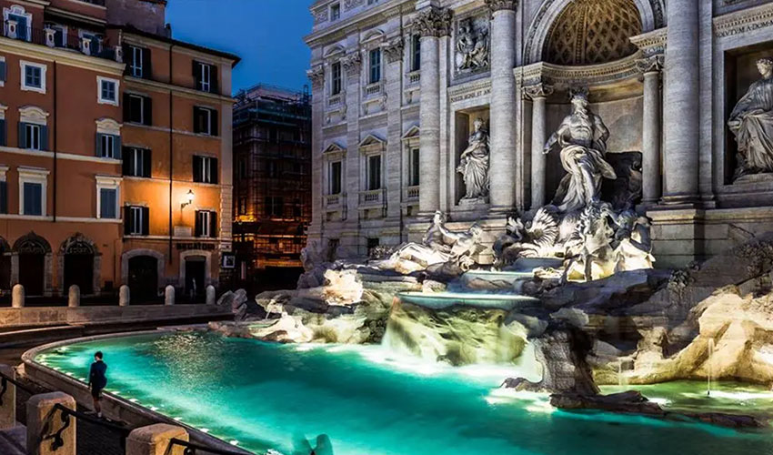 Fontana di Trevi di notte illuminata tour notturno